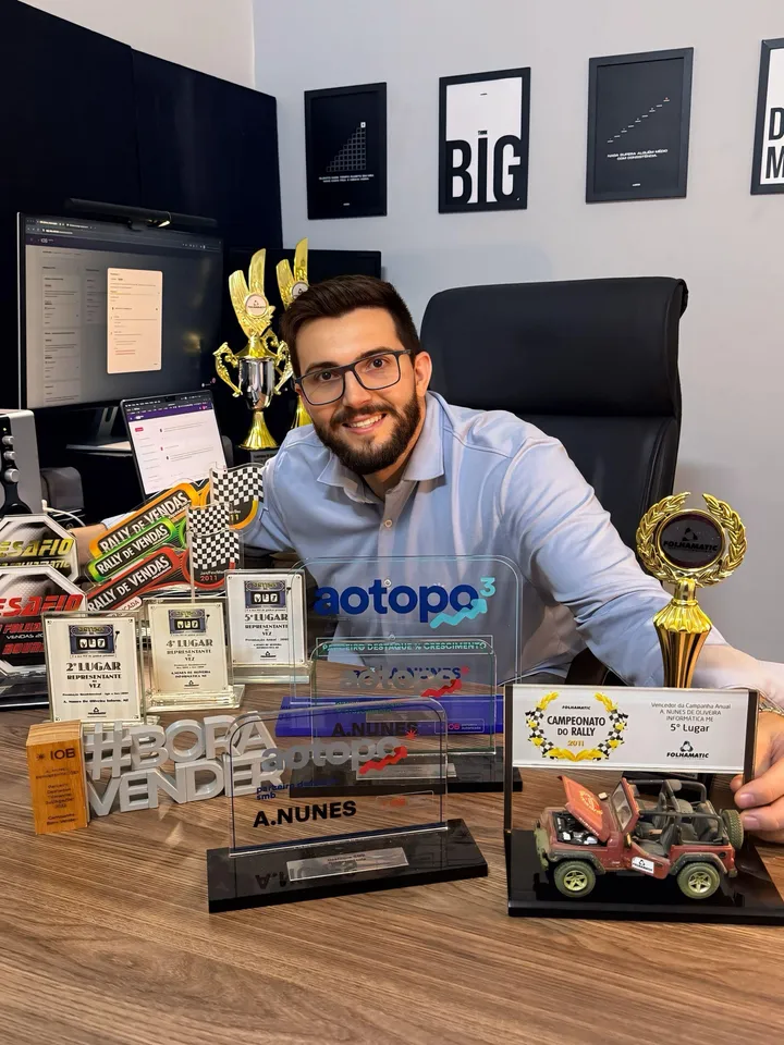 Ariel Nunes com troféus e premiações conquistados pela A.NUNES